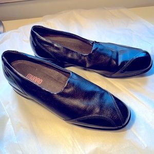 Munro Walking Wedge espresso leather upper, black patent toe accents